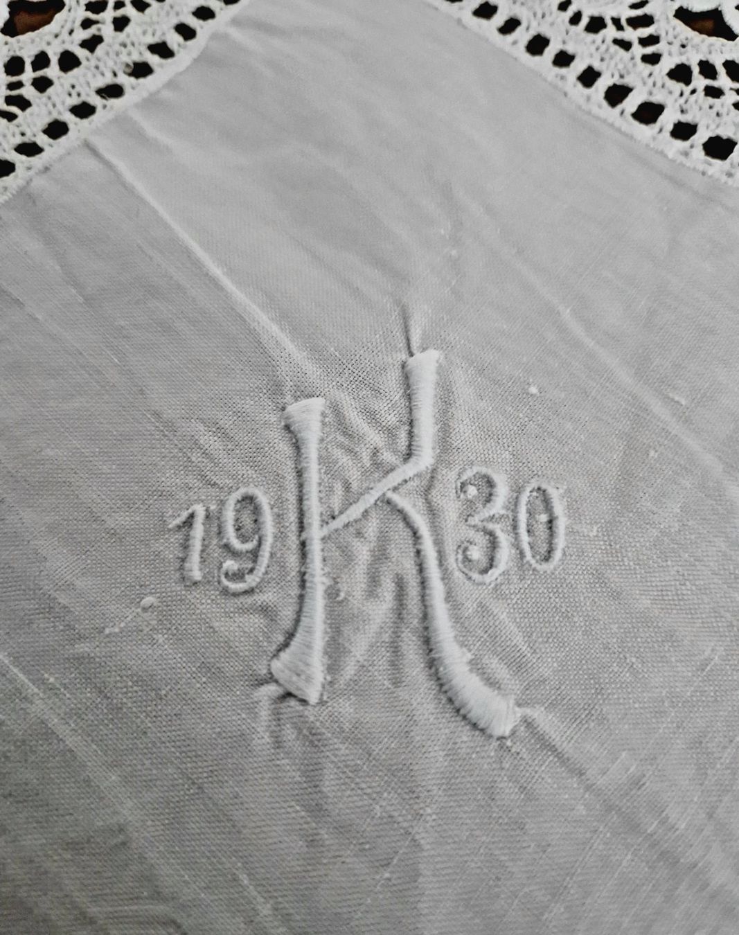 Altra biancheria da tavola: Antike Tischdecke 1930 Monogramm K – Usato da Bern venduto da Antikbatik 6