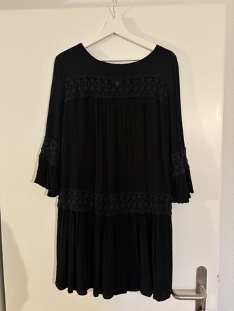 Kleid mit Spitzenborte