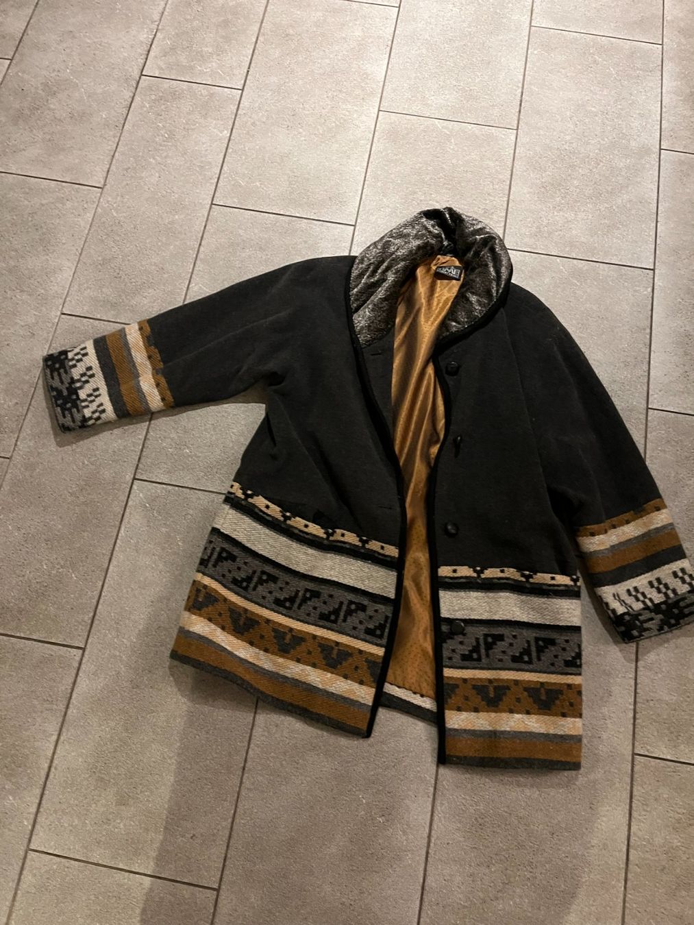 Mäntel: Manteljacke grösse 36 – Gebraucht aus Solothurn von Floefi