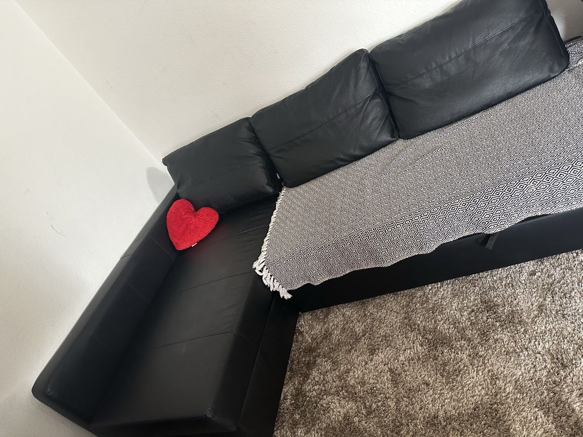 Ikea Sofas: Ecksofa schwarz Kunstleder mit Bettfunktion Stauraum – Gebraucht aus Pratteln von milisandra