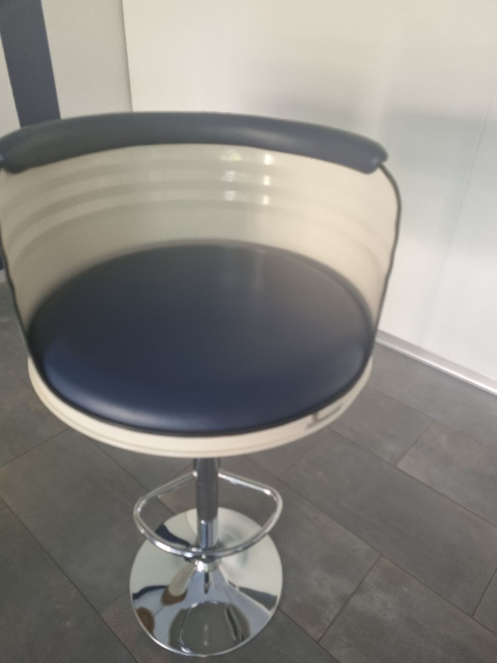 Tische: Stehtisch mit zwei Barstühle (ecru) – Gebraucht aus Abtwil SG von danikari 2