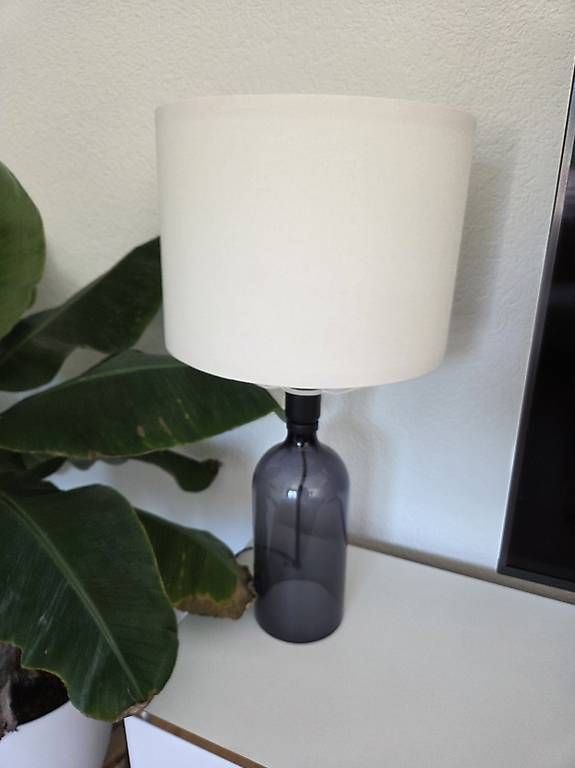 Lampade: Moderne Tischlampe mit Glasfuss und Stoffschirm – Usato da Einsiedeln venduto da T.engeler