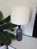 Moderne Tischlampe mit Glasfuss und Stoffschirm
