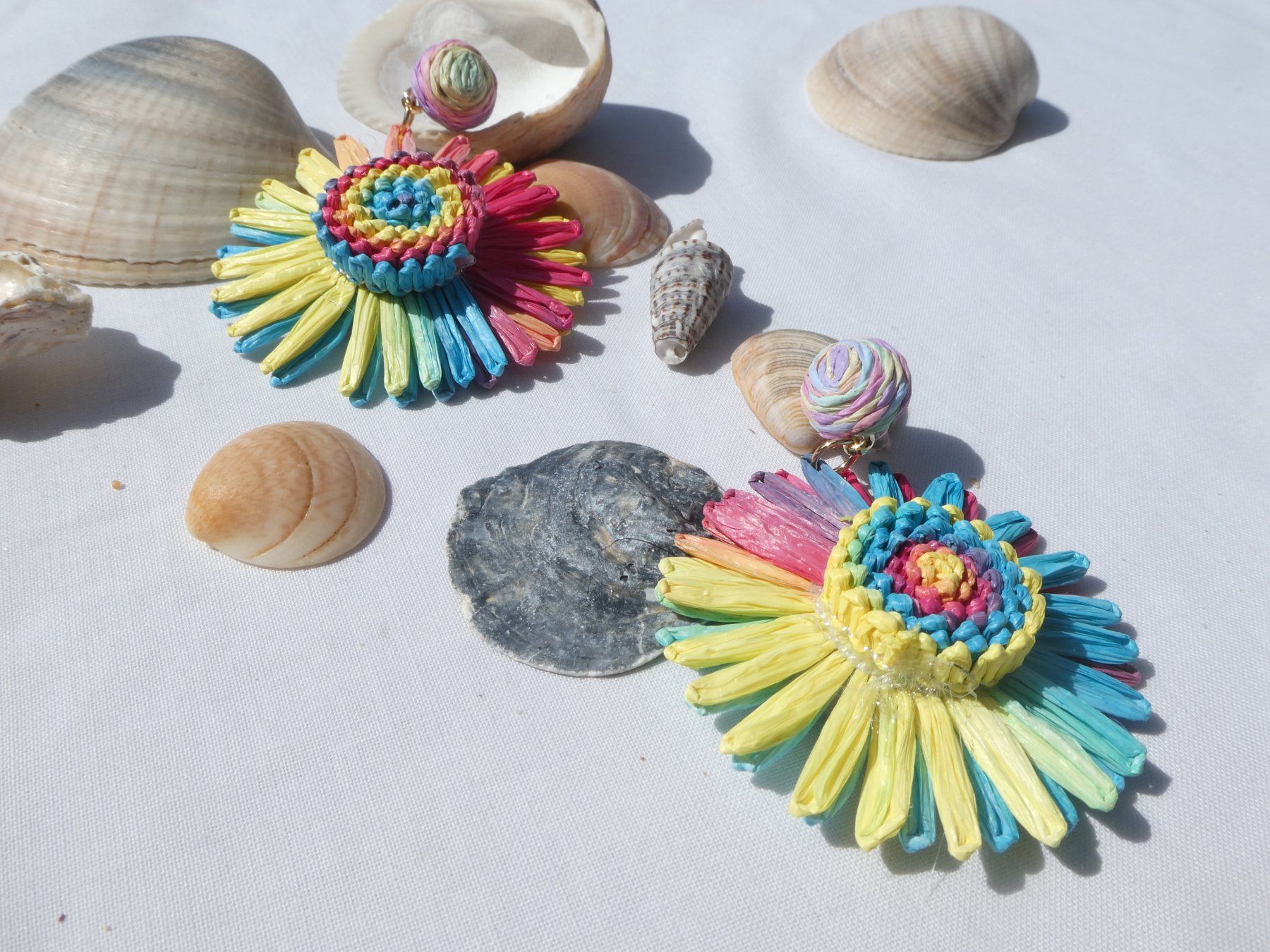 Boucles d'oreille: Grosse Raffia-Blumen-Ohrstecker, Modeschmuck / NEU – Neuf (Voir description) à Gattikon par kaandooh 1
