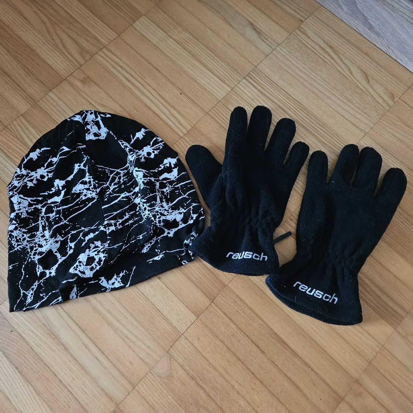 Reusch Guanti: Handschuhe Reusch Gr. 4,5 und Kappe one Size – Usato da Embrach venduto da Lilly2021