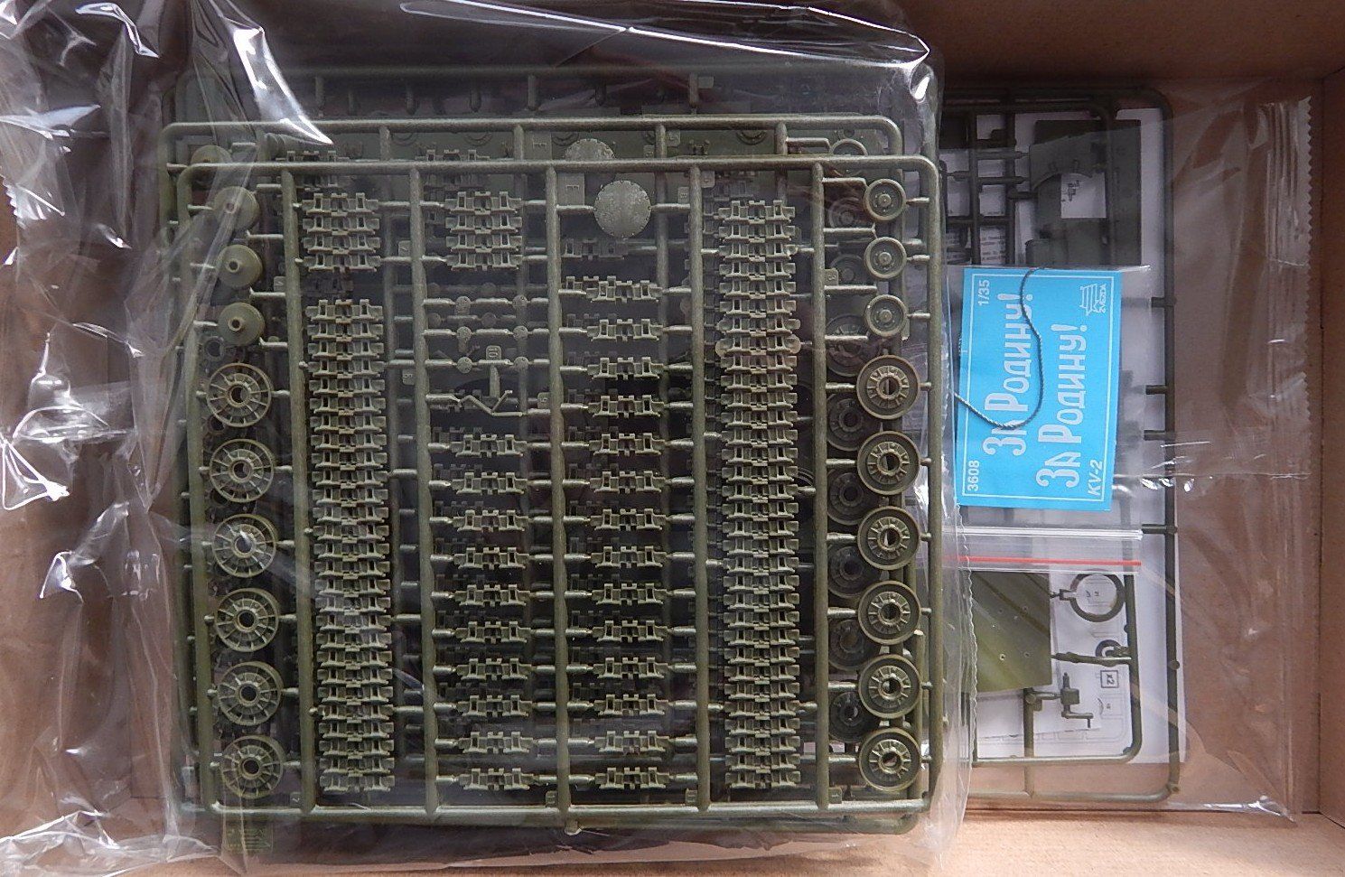 Zvezda Kit di modellismo & Modellini statici: KV-2 Soviet heavy tank – Nuovo e nell'imballaggio originale da Neuchâtel venduto da PAB2000 1