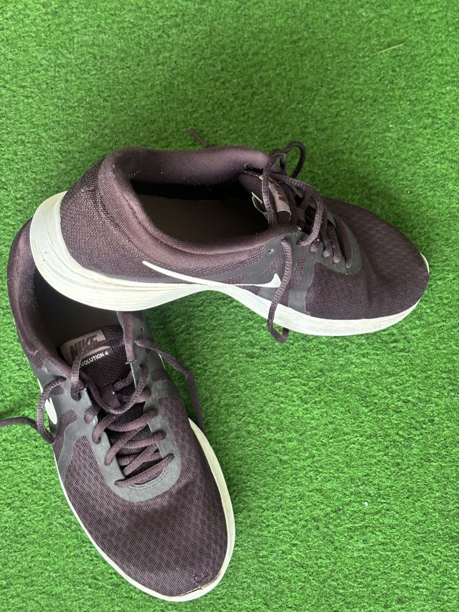Nike Chaussures hommes: Nike gr.42 Schuhe – D'occasion à Zug par Biki72