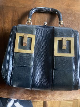 Vintage Handtasche, Leder, Schwarz mit goldenen Details.
