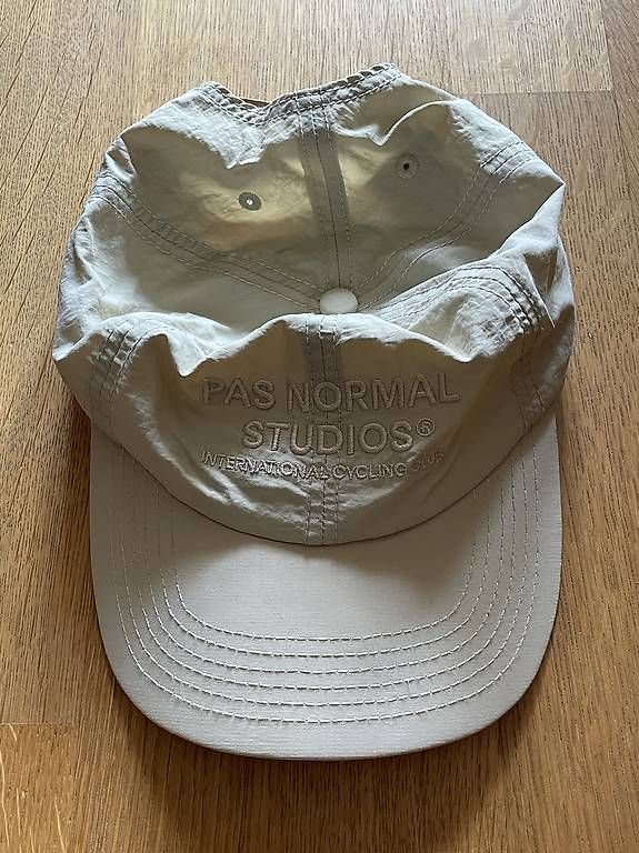 Pas Normal Studios Chapeaux, bonnets & casquettes: Pas Normal Studios Cap Beige – Neuf (Voir description) à Bern par Zentro