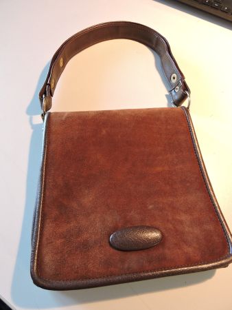 Handtasche mit verstellbaren Trageriemen