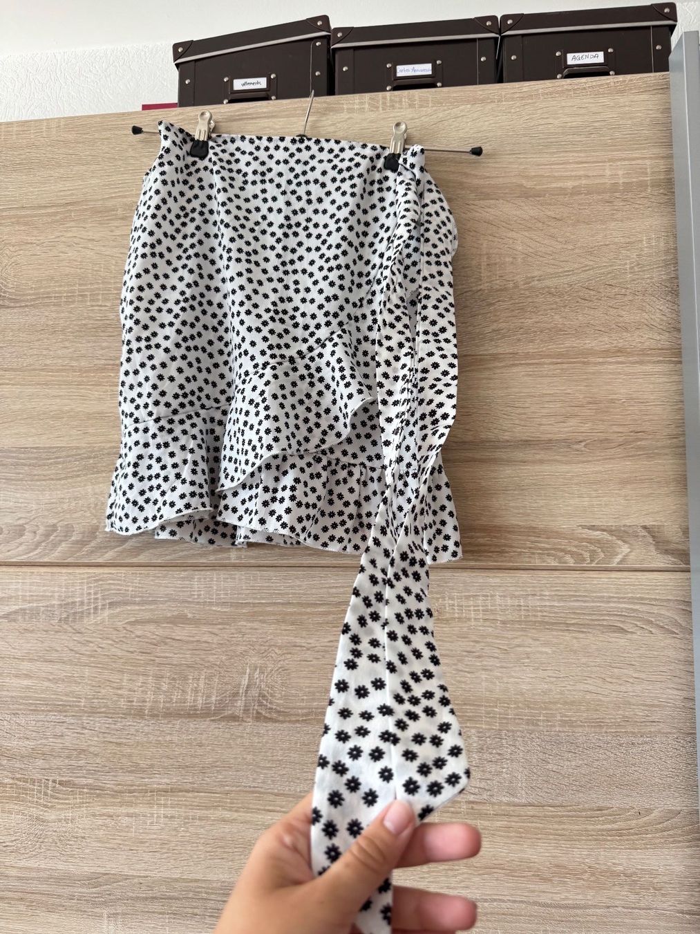 Röcke: Jupe blanc a motif fleuri noir – Gebraucht aus Montreux von iizaa811 2