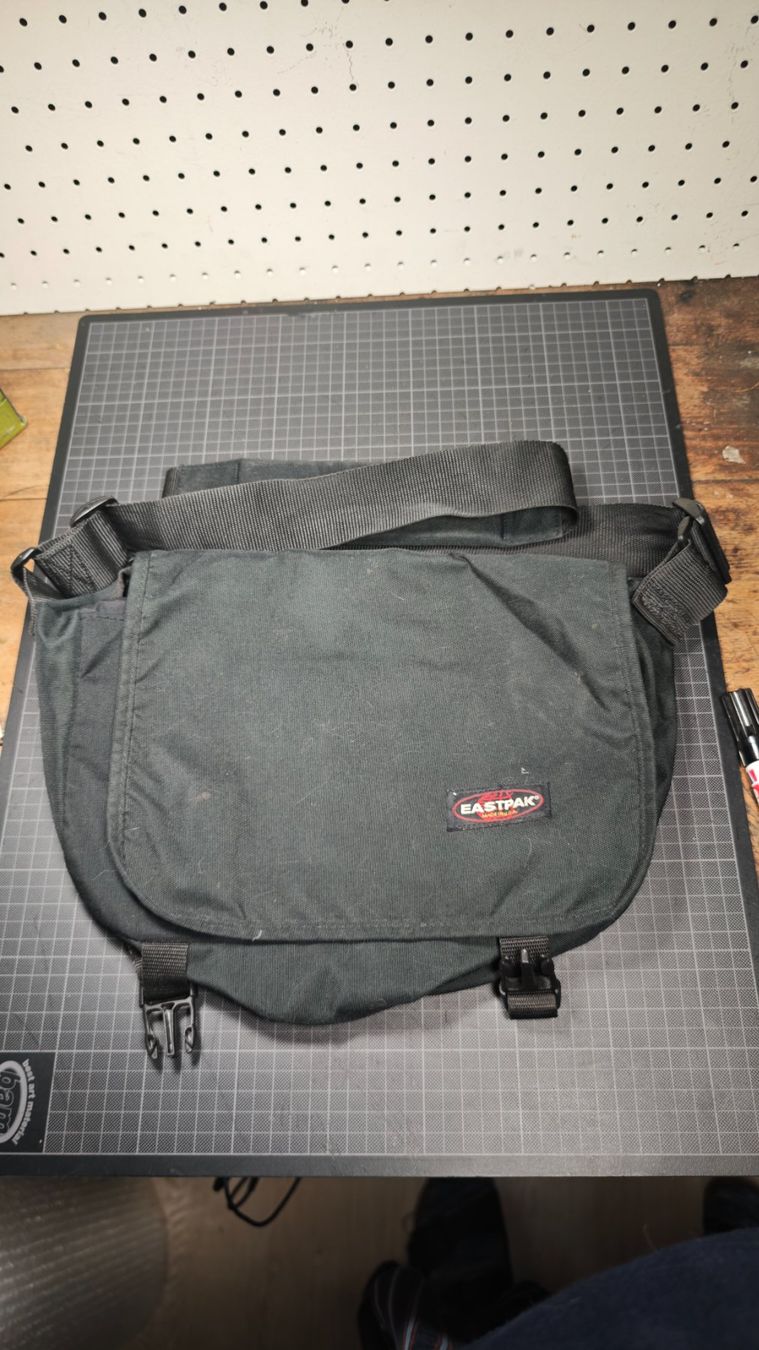 Eastpak Borse: Wunderschöne alte Seitentasche Eastpak – Usato da Gelterkinden venduto da MYSTOREFORYOU4460 1