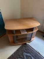 TV-Tisch Bucheoptik mit Glasfront, 88×49×67 cm, auf Rollen