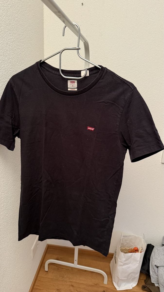 Levi's T-shirt: Schwarzes Levi's T-Shirt, Grösse M – Usato da Gelterkinden venduto da teddywidder