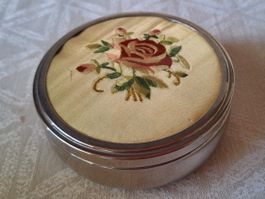 Hübsche Vintage Metall Dose mit Sedenstickerei "Rose"