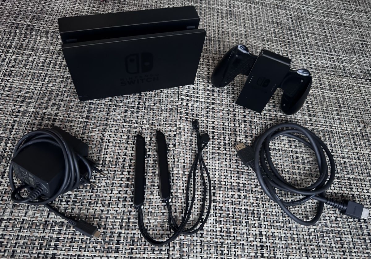 Nintendo Console: Nintendo Switch V2 + Super Smash Bros. Ultimate + OVP – Usato da Stein AG venduto da ellenacleofea 1