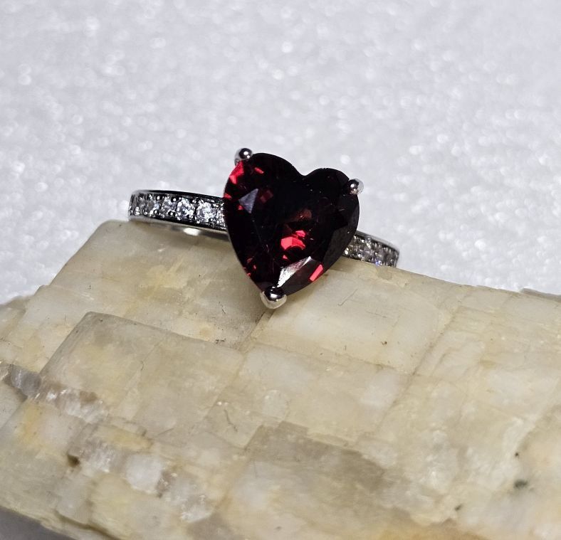 Ringe: Stilvoller Ring mit rotem Zirkonia, Gr. 8 – Neu (gemäss Beschreibung) aus Grenchen von dar_6d52 5