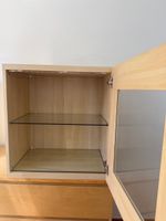 Vitrinenschrank mit Glastür und Beleuchtung