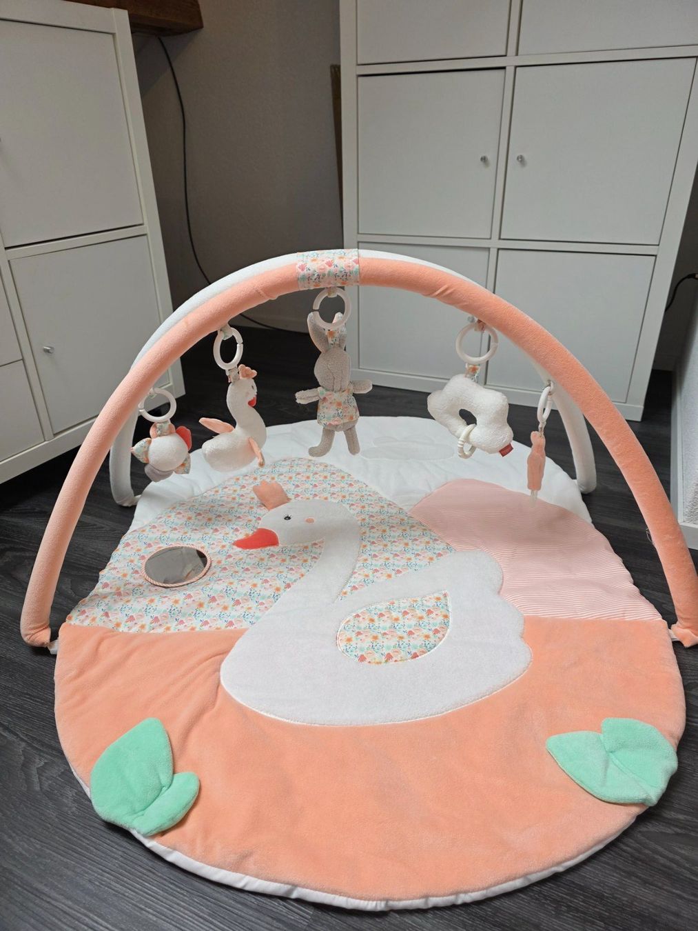 Tappeto da gioco: Krabbeldecke mit Spielbogen von Fehn – Usato da Gümligen venduto da Penelopee