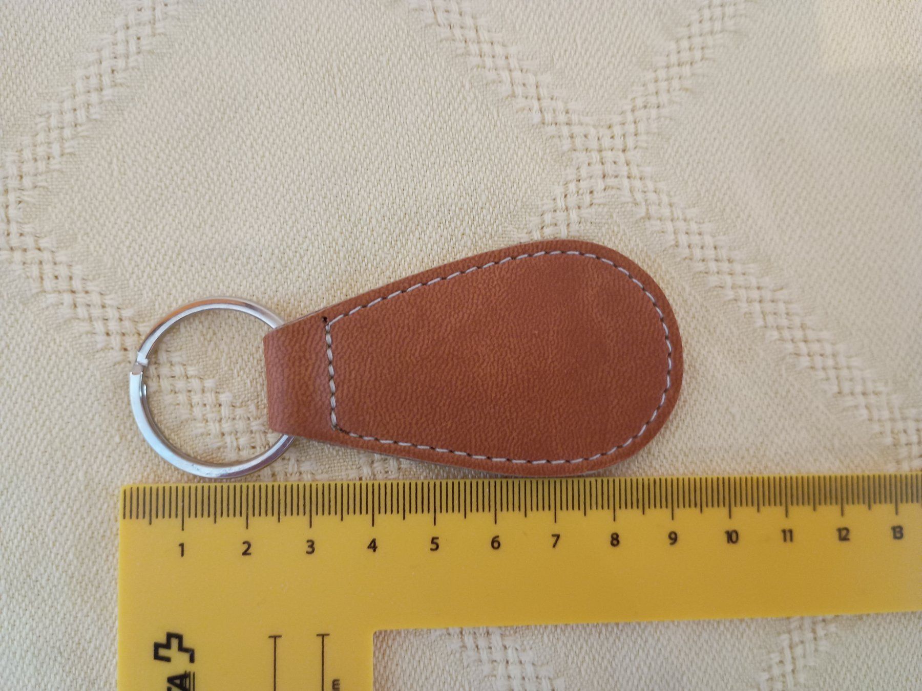 Portachiavi: Schlüsselanhänger beige, oval, Leder, ca. 9 cm – Nuovo (secondo la descrizione) da Buchs AG venduto da ReaNaTsch 1