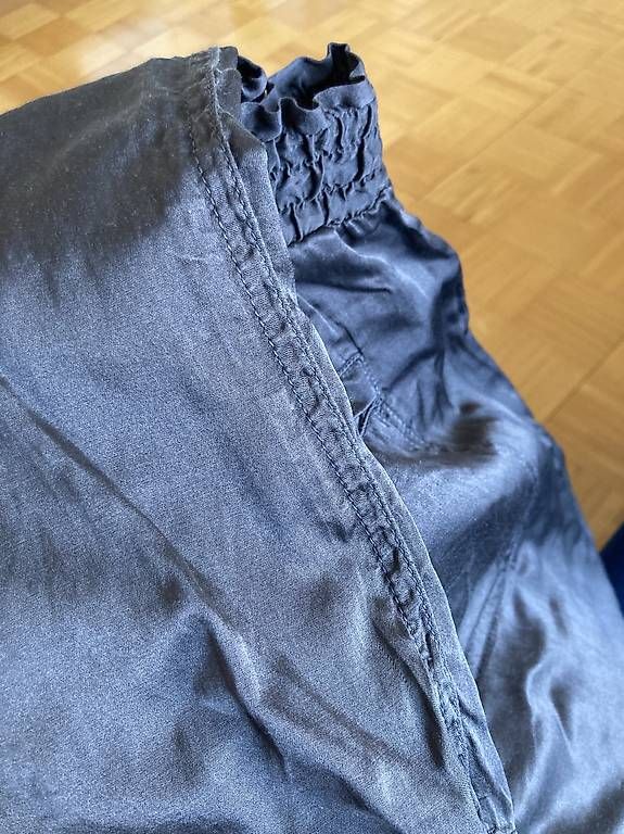 Hosen: Dunkelgraue Stoffhose mit Metallic-Optik (M/L) – Gebraucht aus Zürich von Muchomurka 2