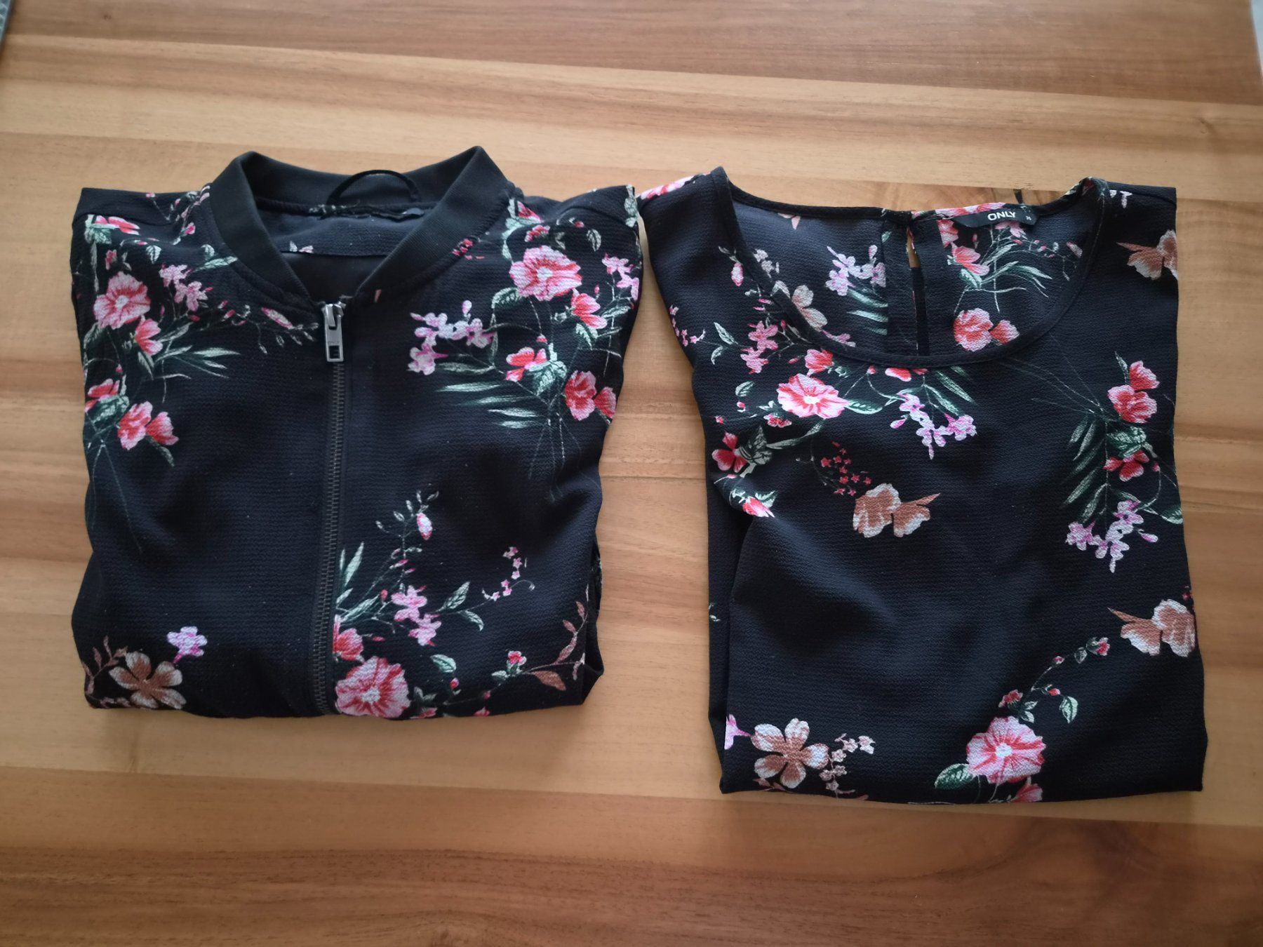 Only Lotti di vestiti: Set / Jacke und Top mit Blumenmuster, Grösse 36 – Usato da Ibach venduto da urs_sl5h