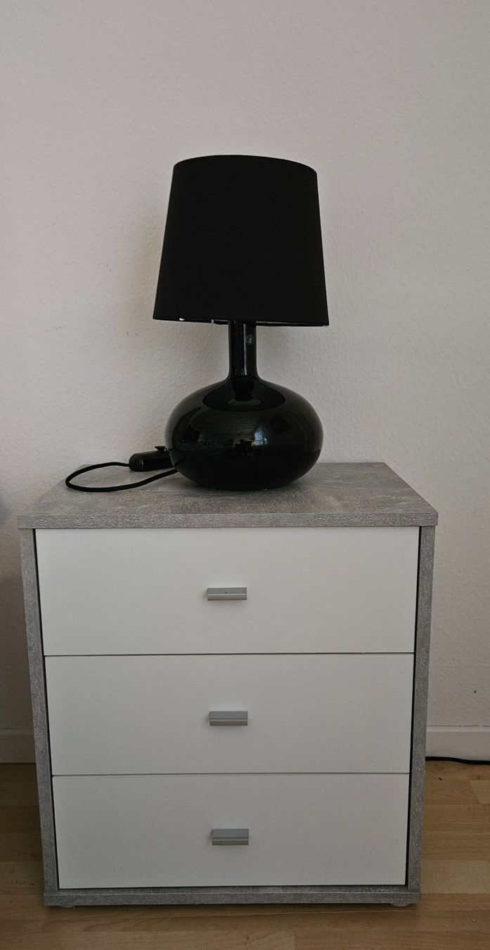 Tables de nuit: Nachttisch & Lampe – D'occasion à St. Gallen par phi_7h5v