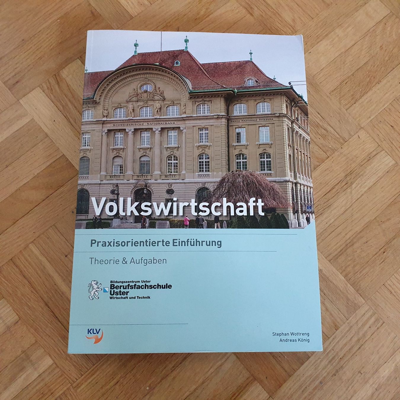 Libri: Volkswirtschaft Praxisorientierte Einführung KLV – Usato da Hombrechtikon venduto da JackBleacher