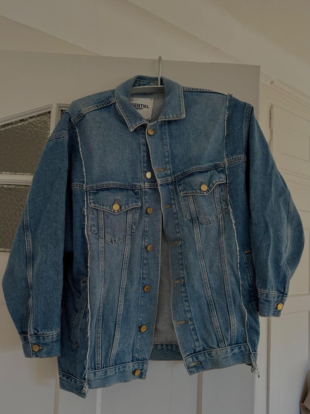 Essentiel Antwerp Jacken: Essentiel Antwerp Two-tone oversized denim jacket – Gebraucht aus Zürich von Lara13