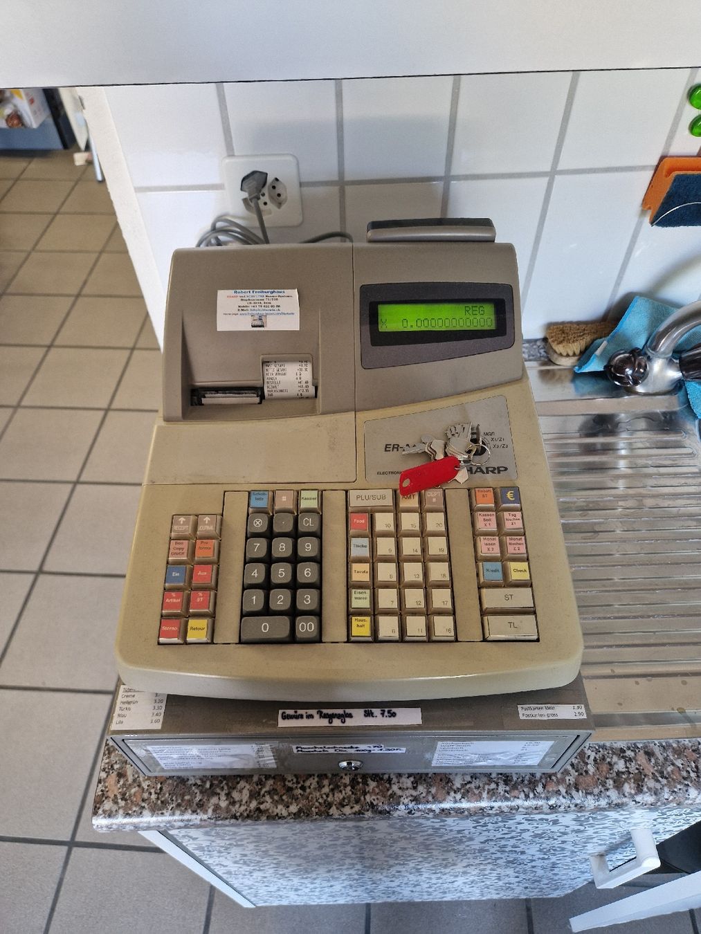 Sharp Registratore di cassa: 3 Stück Sharp Kassen mit Schublade und Belegdrucker – Usato da Bargen BE venduto da flo_8cv6