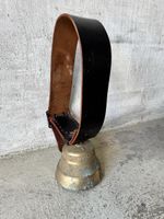 Glocke mit Lederriemen antik Messing 