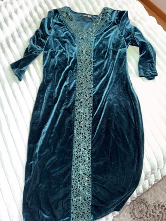 Elegantes Samtkleid, Grösse L, Grün mit Spitze, festlich!