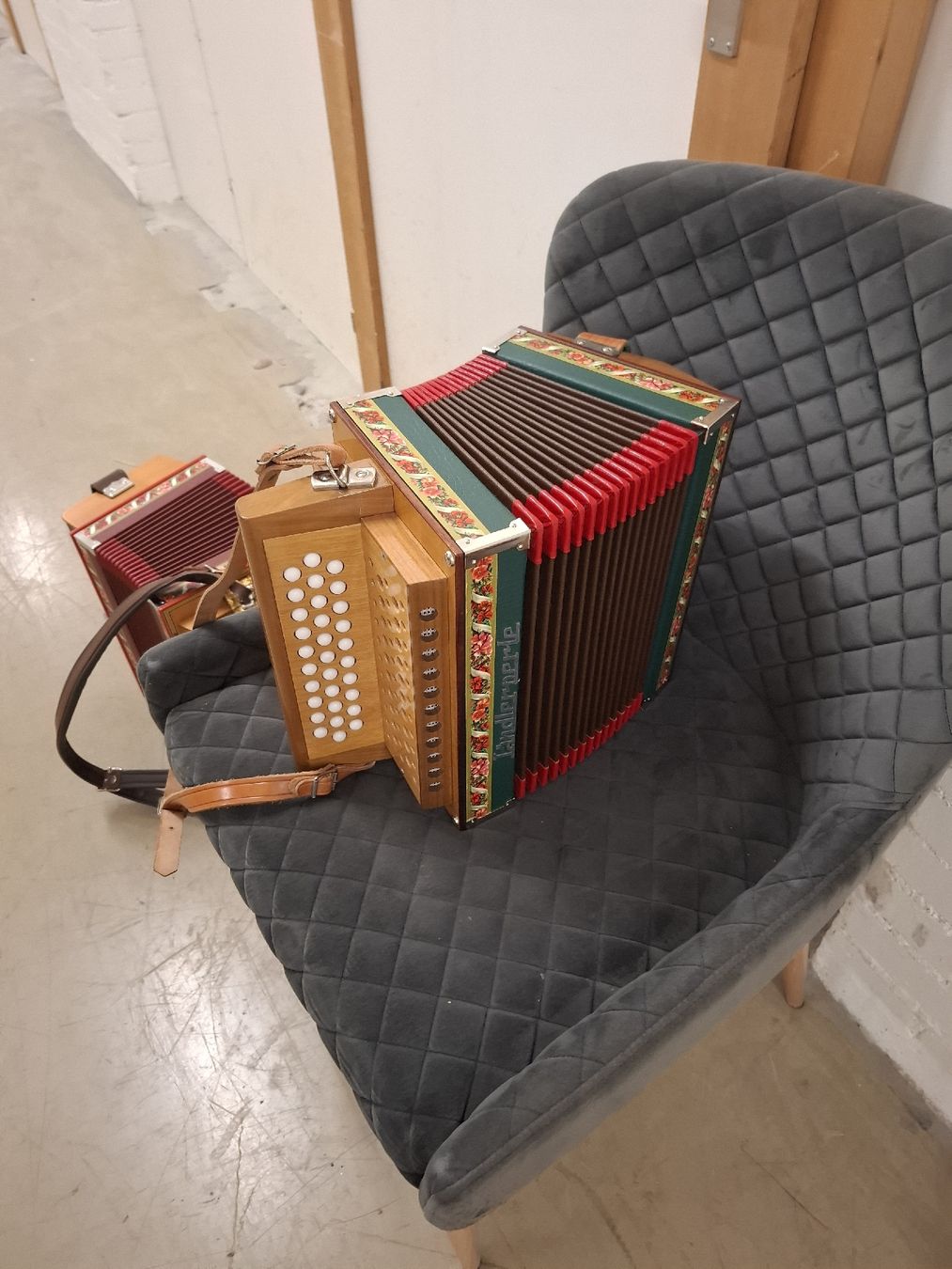 Strumenti musicali: schwyzerorgeli.wie neu – Usato da Villeneuve venduto da BibiVintage 1