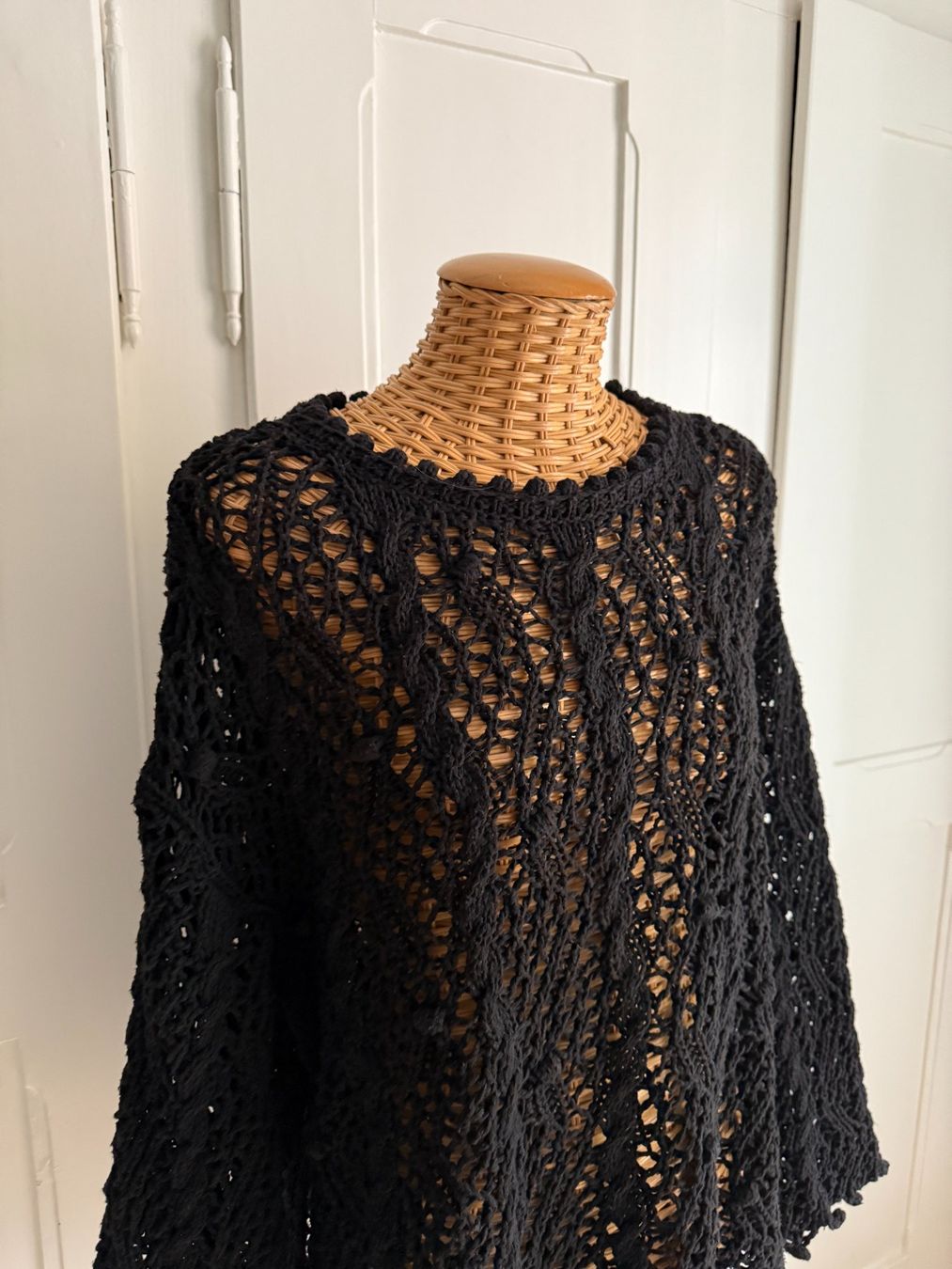 Pulls & Sweat-shirts: Strickpullover schwarz mit Lochstickerei M-L – D'occasion à Zürich par Diazaio 1