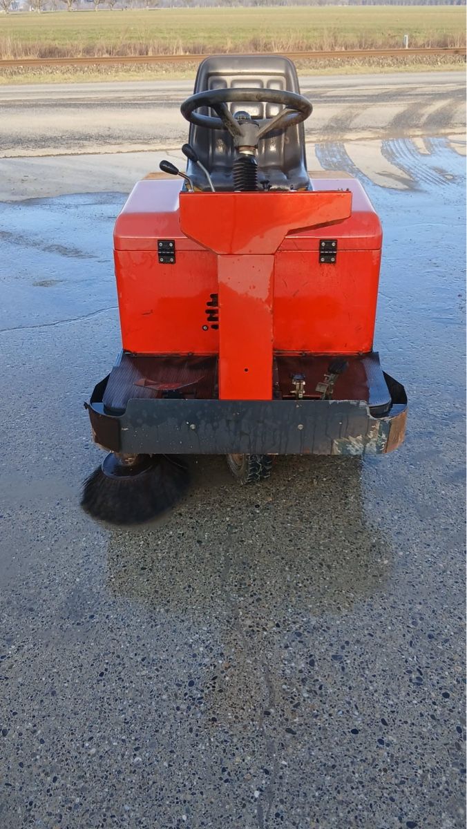 Tutte le macchine: Kleine Putzmaschine – Usato da Niederbipp venduto da baggerch 5