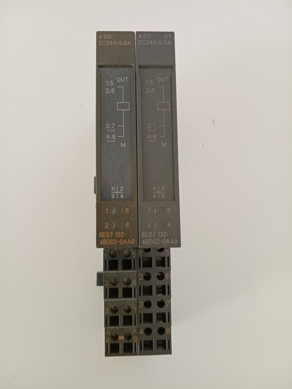 Siemens Componenti elettronici: 2x Siemens SIMATIC ET200S Modul 4DO DC24V 6ES7132-4BD02-0AA0 – Usato da Ufhusen venduto da HKSC