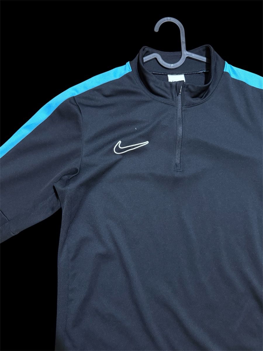 Nike Tops: Nike Training Top Blue Stripe Black  – D'occasion à Lausanne par and_x666 1