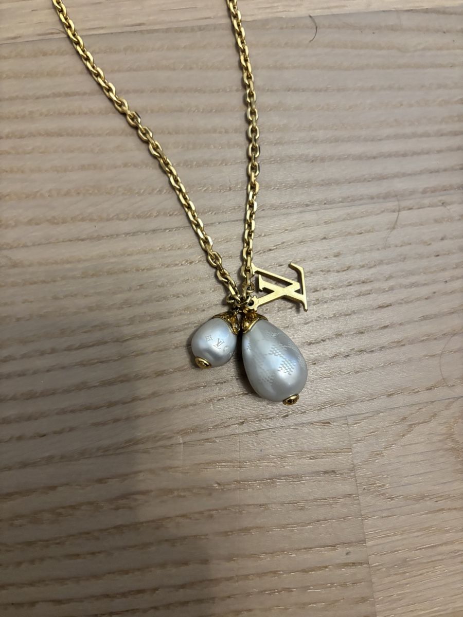 Louis Vuitton Catenine: Charmant collier doré Louis Vuitton avec perles nacrées – Usato da Saxon venduto da Hatlia_Shop