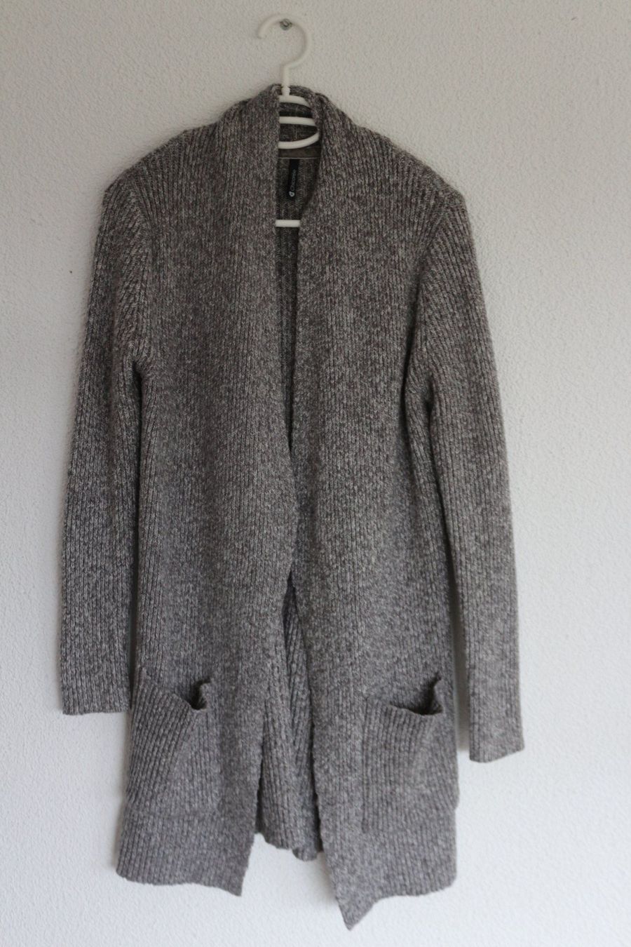 Pullover & Sweatshirts: graue Strickjacke – Gebraucht aus Schötz von mag_pw7w