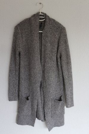 graue Strickjacke