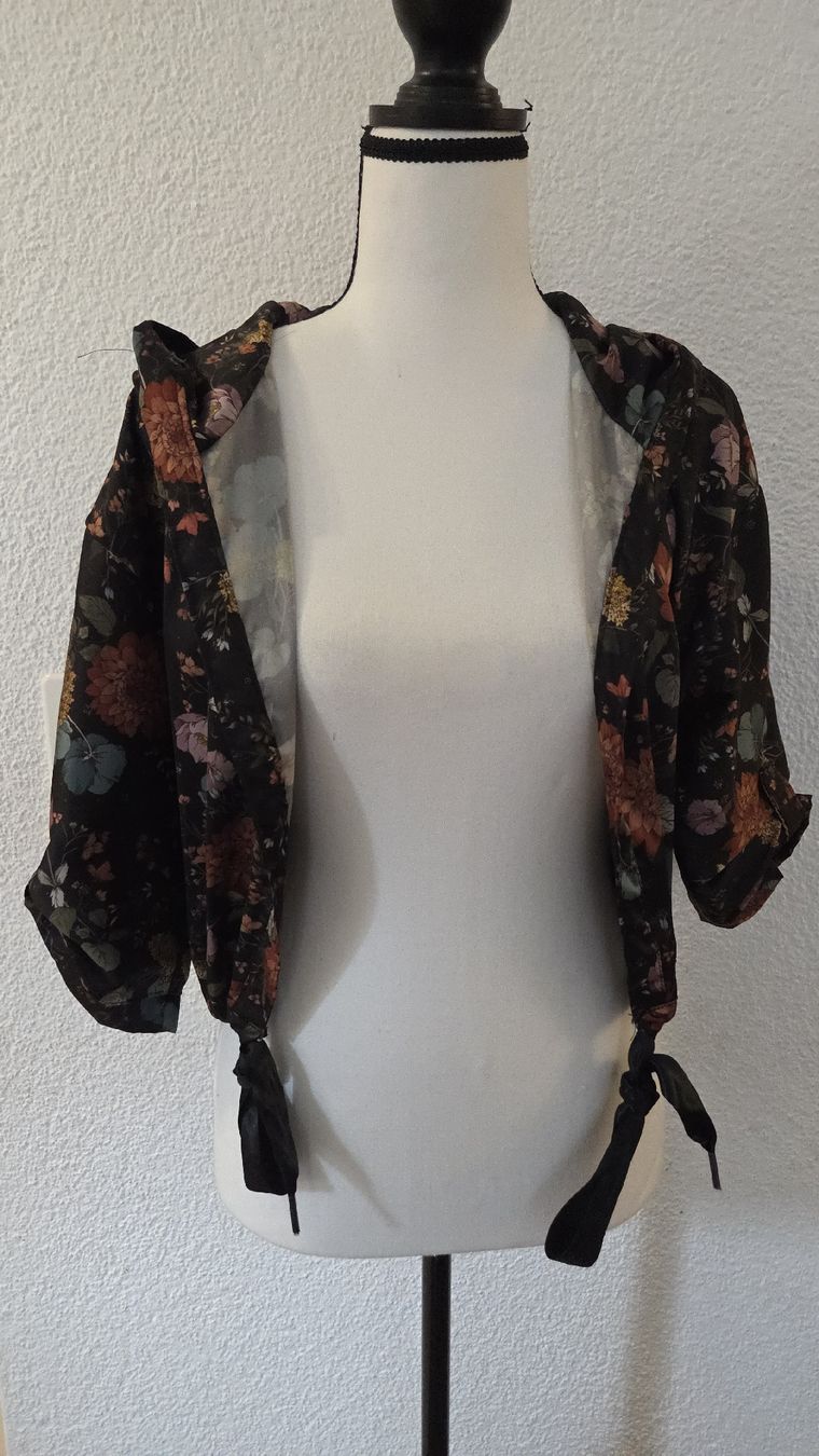 Jacken: Schwarze Blumen Jacke mit Kapuze Gr.M – Gebraucht aus Näfels von CH.Kchlineknopf