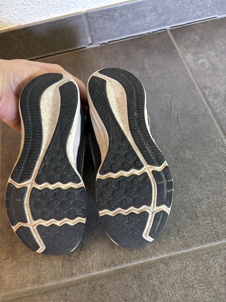 Nike Scarpe per ragazzi: Hübsche Nike Sneaker / Turnschuhe, Gr. 27 1/2  – Usato da Tagelswangen venduto da Mandarine012 2