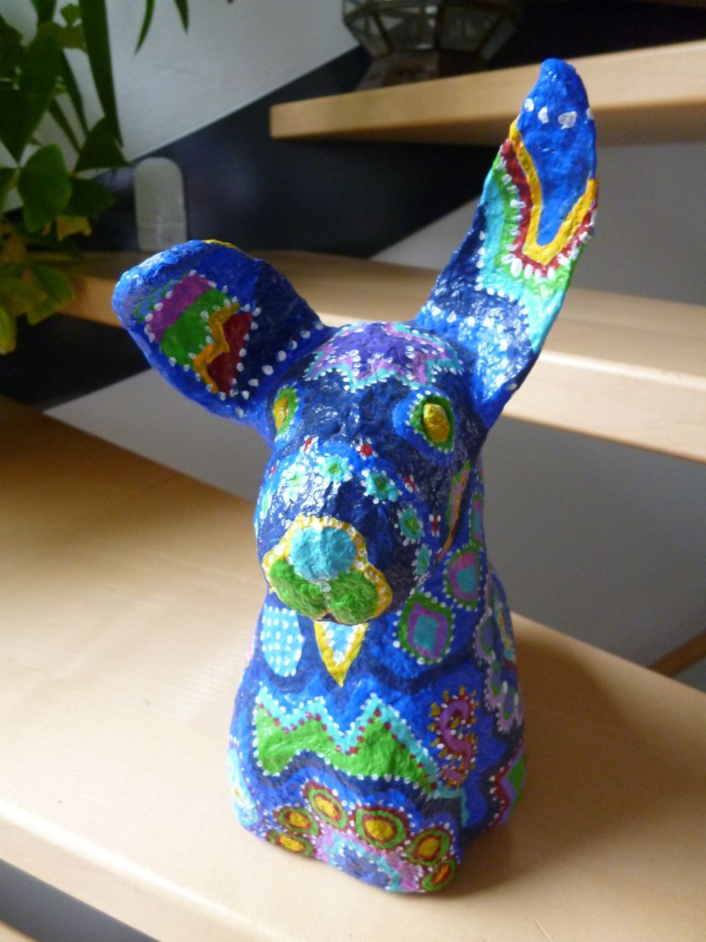 Statuette: blau-bunter HASE   KUNST Pappe handmade  Osterhase – Usato da Dättlikon venduto da Mamakuga 2