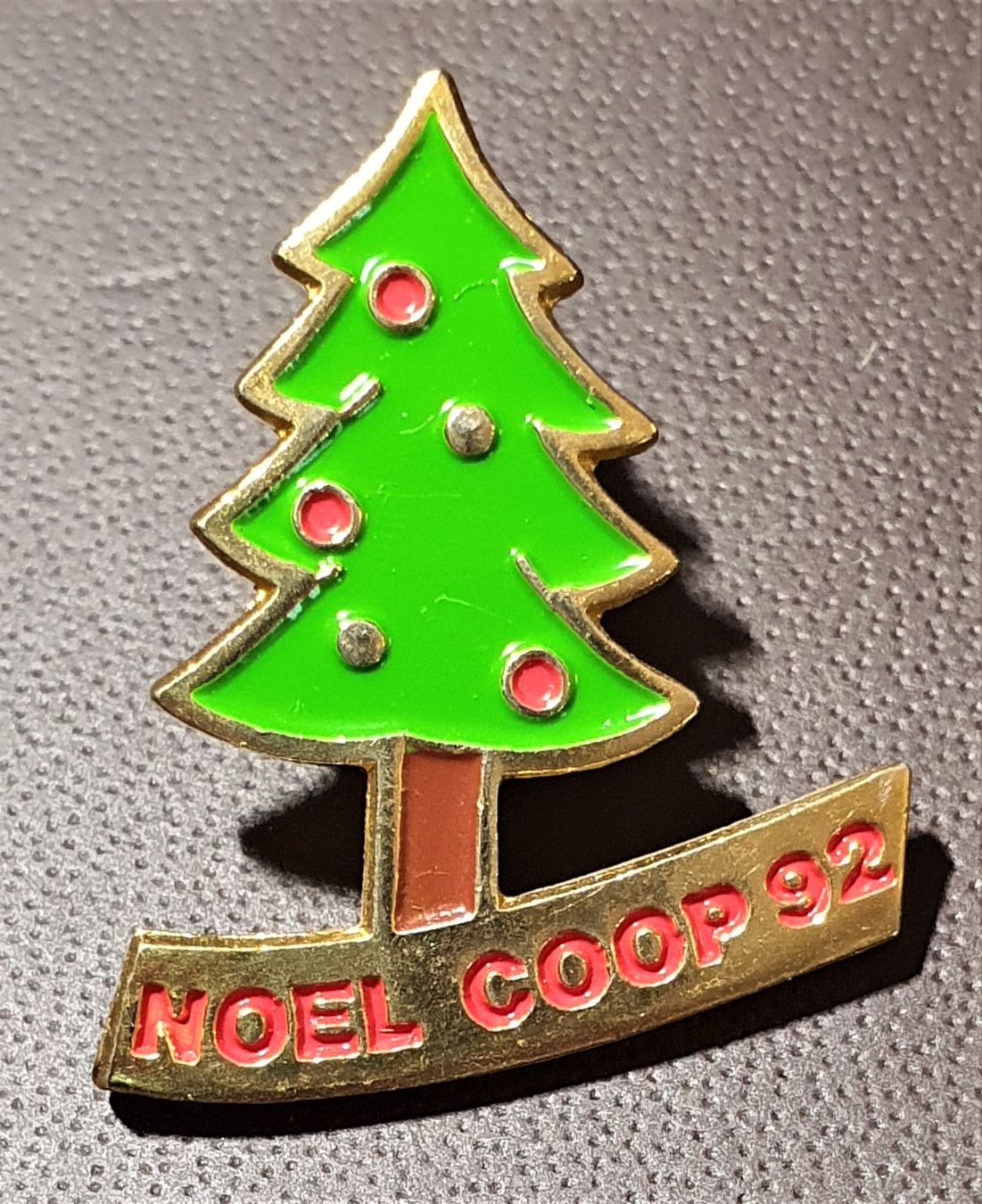 Placchette & Badge: Q366 - Pin  Weihnachtsbaum  NOEL COOP 1992 – Usato da Reinach BL venduto da Boston-Verkauf