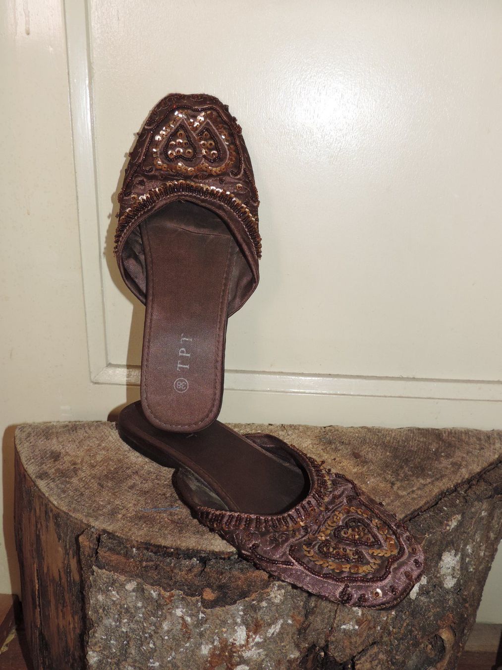 Chaussures femmes: mules babouche brune avec perle – D'occasion à Genève par Axelle333 1