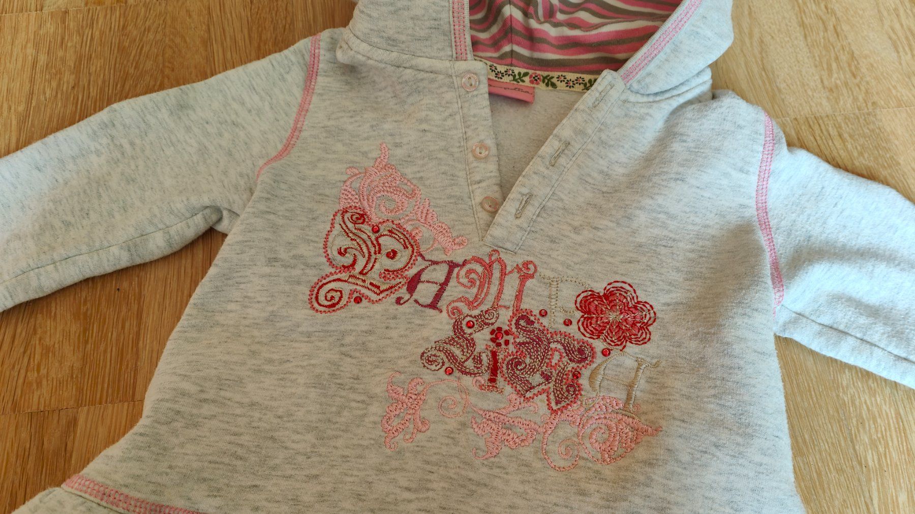 Pullover & Sweatshirts: Wunderschöner KapuzenPullover mit Stickerei,...  (Gr. 98) – Neu (gemäss Beschreibung) aus Wädenswil von adelimmat 1