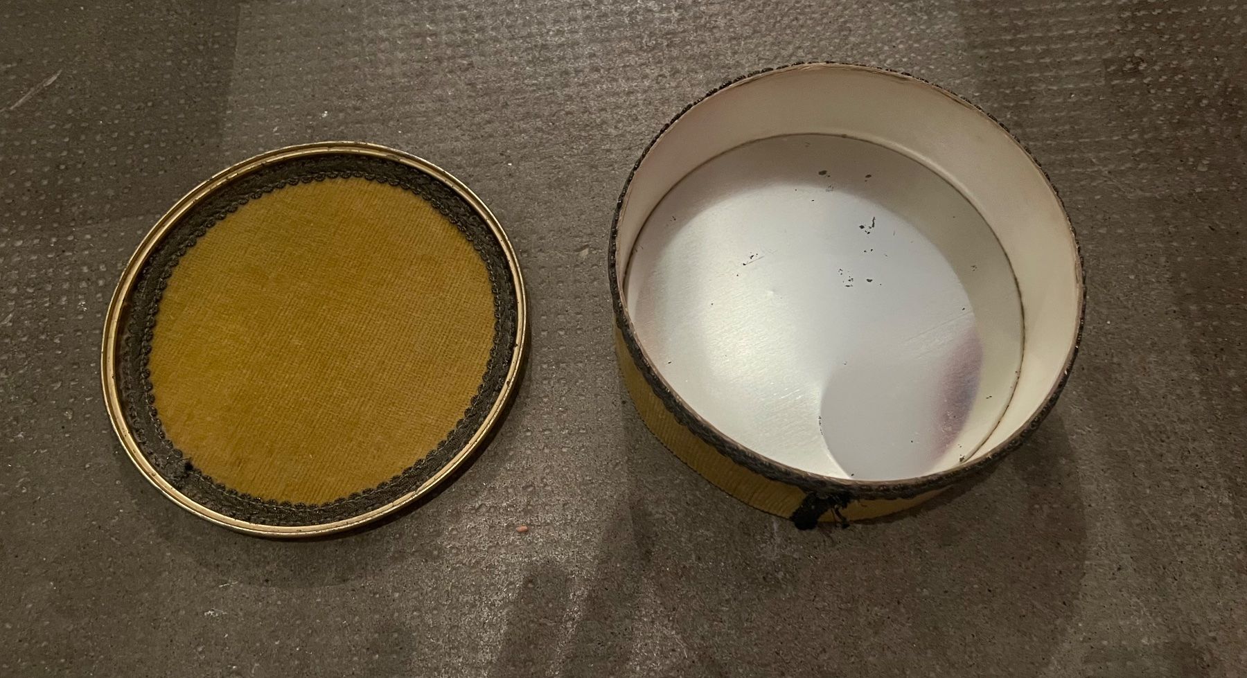 Pots: Élégante boite métallique – D'occasion à Neuchâtel par kat_n6gp 1