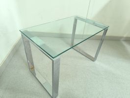 Moderner Glas-Couchtisch mit Chromgestell