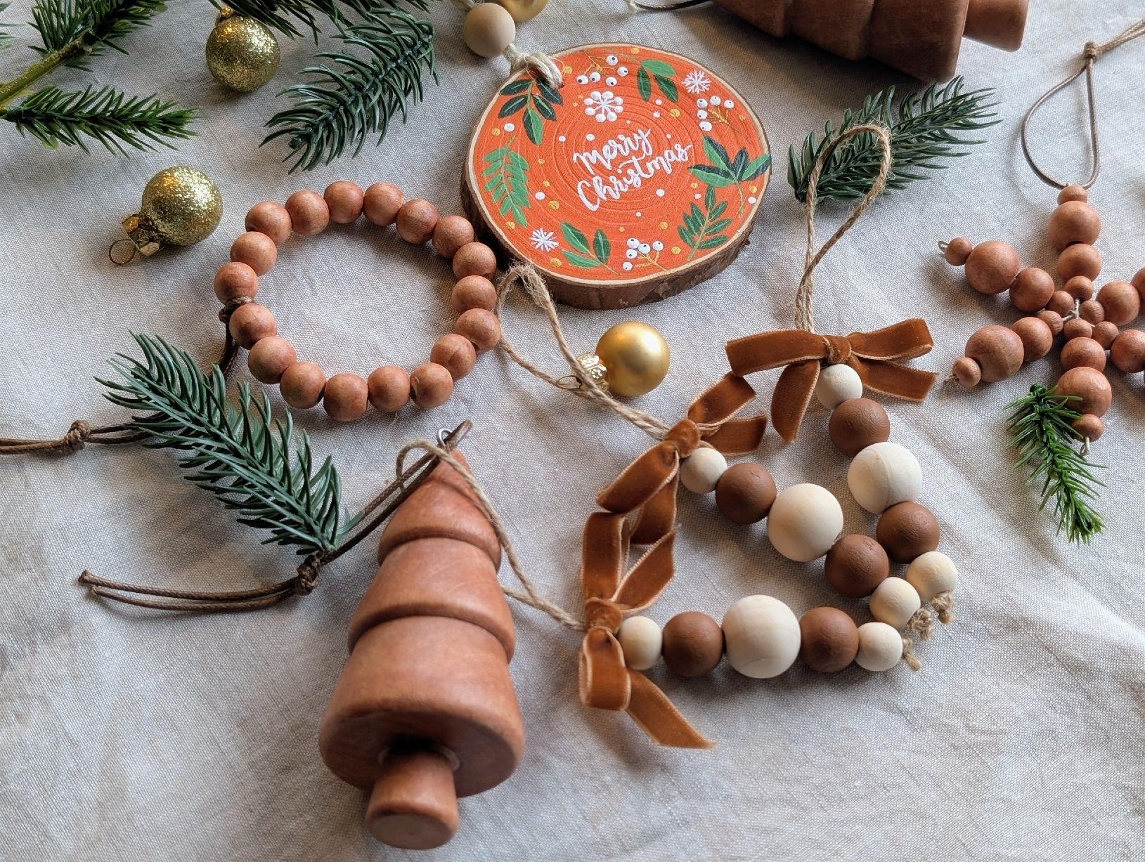 Tutte le decorazioni: Hand Painted Wooden Christmas Ornaments Set,  Rustic Charm – Nuovo e nell'imballaggio originale da Winterthur venduto da LaVieColor 8