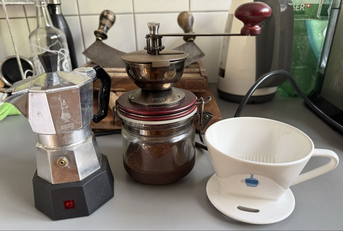 Bialetti Macchine per caffè & Macchine per espresso: Home coffee set - pour over, Bialetti, grinder – Usato da Zürich venduto da Sfass